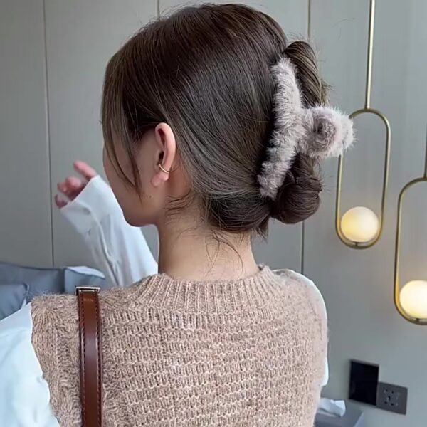 กิ๊บแฟชั่นขนฟูผู้หญิง สีหวานสไตล์เกาหลี ติดผมแน่นไม่หลุด นุ่มมือใส่สบาย