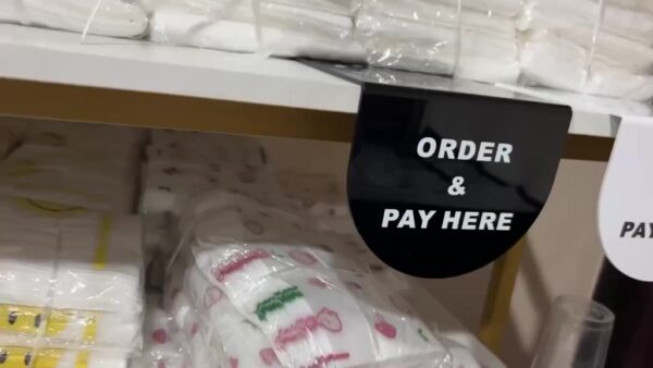 ป้ายตั้งหน้าเคาน์เตอร์ ORDER & PAY HERE ดีไซน์เรียบง่าย เหมาะร้านกาแฟ ร้านอาหาร เพิ่มความเป็นระเบียบ