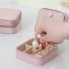 กล่องใส่เครื่องประดับพกพา ขนาดเล็ก ดีไซน์เรียบหรู ช่องแบ่งเป็นสัดส่วน เก็บแหวน สร้อย ต่างหูได้ครบ