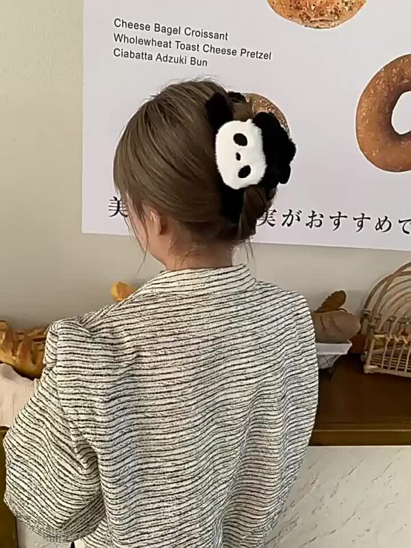 กิ๊บหนีบผมแพนด้าสุดน่ารัก ขนนุ่ม ลุคอบอุ่น เหมาะกับทุกวัย ใส่แล้วดูน่ารัก มีสไตล์ เหมาะกับแฟชั่นฤดูหนาว