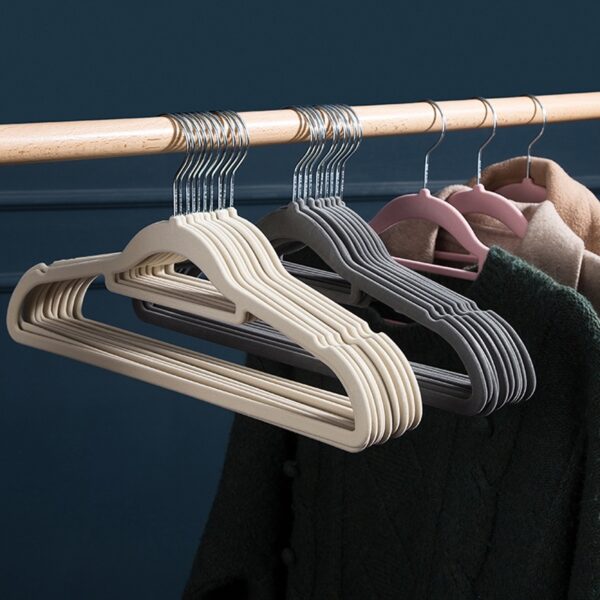 ไม้แขวนเสื้อกำมะหยี่แพ็ค 10 ชิ้น ตะขอหมุน 360 องศา กันลื่นสไตล์มินิมอล แข็งแรง ทนทาน ไม่ทำลายผ้า
