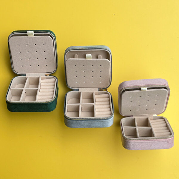 กล่องใส่เครื่องประดับพกพา ขนาดเล็ก ดีไซน์เรียบหรู ช่องแบ่งเป็นสัดส่วน เก็บแหวน สร้อย ต่างหูได้ครบ