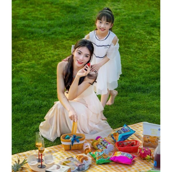 เสื่อตั้งแคมป์ปิกนิก พับเก็บได้ มีสายหิ้ว กันน้ำหนาอย่างดี ใช้งานได้ทั้งในสวนและชายหาด สะดวกพกพา
