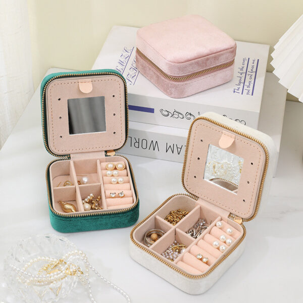 กล่องใส่เครื่องประดับพกพา ขนาดเล็ก ดีไซน์เรียบหรู ช่องแบ่งเป็นสัดส่วน เก็บแหวน สร้อย ต่างหูได้ครบ