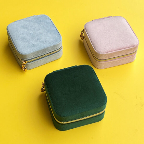 กล่องใส่เครื่องประดับพกพา ขนาดเล็ก ดีไซน์เรียบหรู ช่องแบ่งเป็นสัดส่วน เก็บแหวน สร้อย ต่างหูได้ครบ