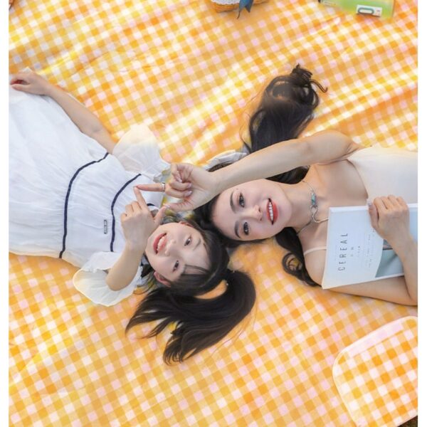 เสื่อตั้งแคมป์ปิกนิก พับเก็บได้ มีสายหิ้ว กันน้ำหนาอย่างดี ใช้งานได้ทั้งในสวนและชายหาด สะดวกพกพา