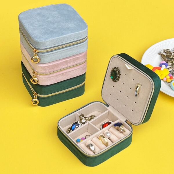 กล่องใส่เครื่องประดับพกพา ขนาดเล็ก ดีไซน์เรียบหรู ช่องแบ่งเป็นสัดส่วน เก็บแหวน สร้อย ต่างหูได้ครบ